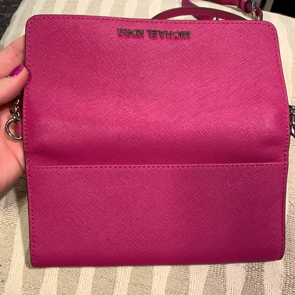 🥳 HP! 💞 MICHAEL KORS CHAIN WRISTLET PURSE - Picture 3 of 15